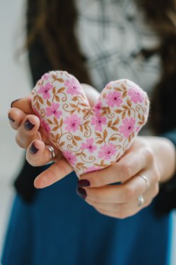 Ellerinde küçük kalp