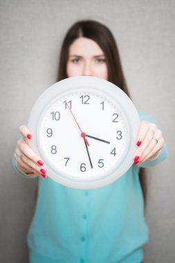 Elinde saat tutan kadın.