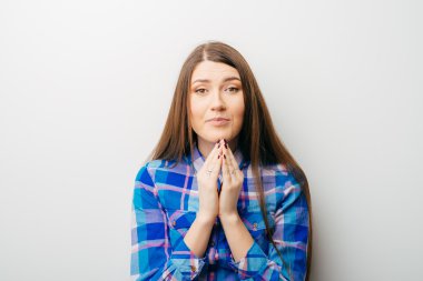 Genç Kadın Dua Ediyor