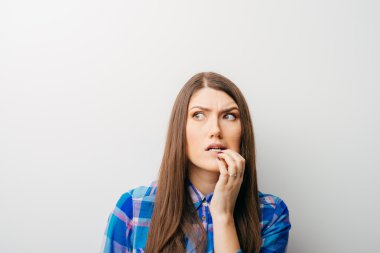 korkmuş genç kadın