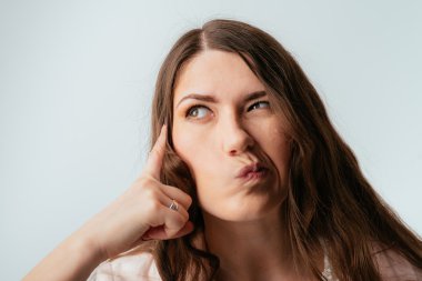 Genç kadın düşünüyor.