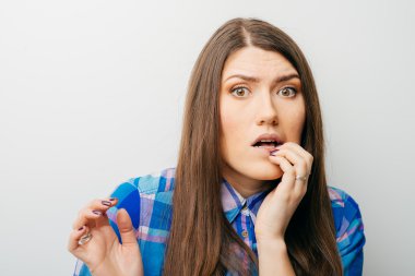 korkmuş genç kadın