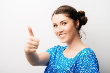 kadın parmağını gösterilen