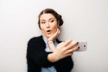 Kadın selfie çekiyor. 