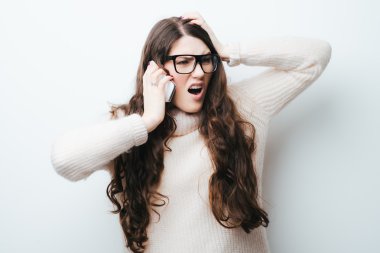 Onu telefonda konuşurken kız 