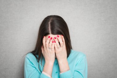 Yüzünü kapatan kadın.