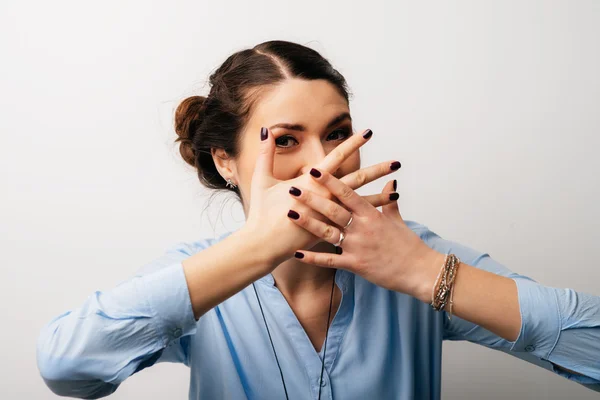 Meisje heeft betrekking op mond met handen — Stockfoto