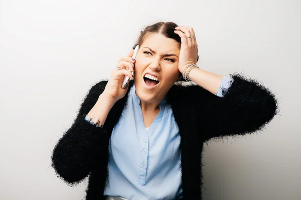 Chica hablando en su teléfono — Foto de Stock