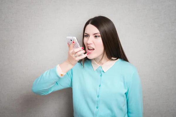 Девушка кричит в мобильный телефон — стоковое фото
