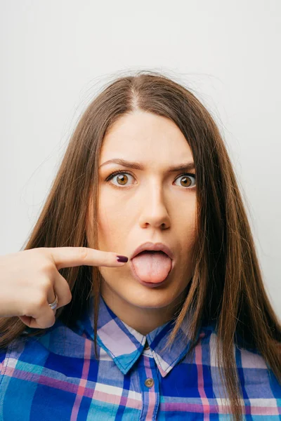 Kobieta z palcem na język — Zdjęcie stockowe