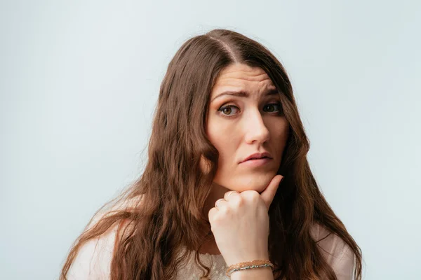 Girl props her chin — Stock Photo, Image