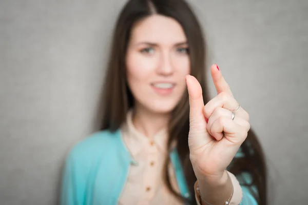 Chica muestra algo pequeño — Foto de Stock