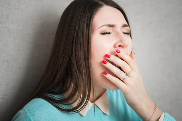 Meisje met geeuw gebaar — Stockfoto