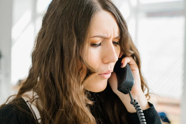 Girl talking on phone — Stock Photo, Image