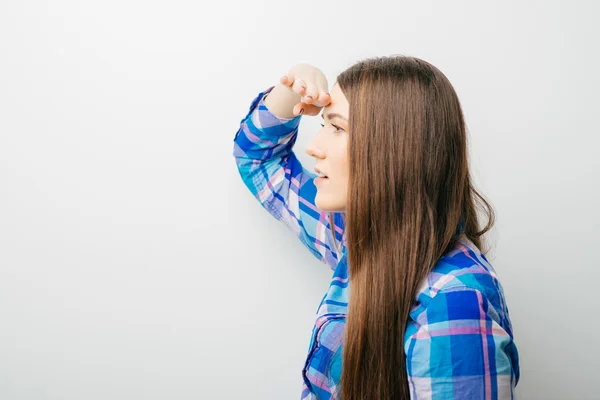 Ragazza guardando in lontananza — Foto Stock