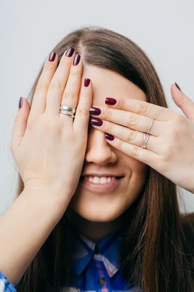 Mujer cubriendo sus ojos — Foto de Stock