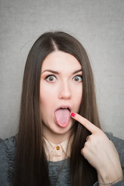Mulher com o dedo na língua — Fotografia de Stock