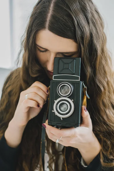 Brunette girl with retro camera — Stock Photo, Image