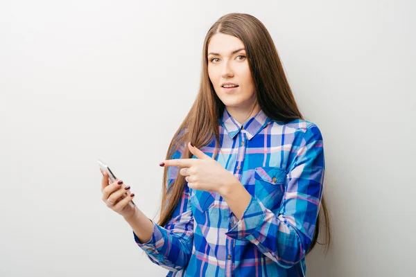 Žena držící smartphone — Stock fotografie