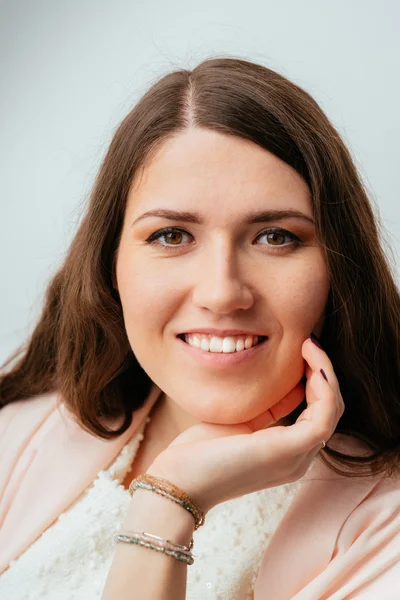 Jovem mulher sorridente — Fotografia de Stock