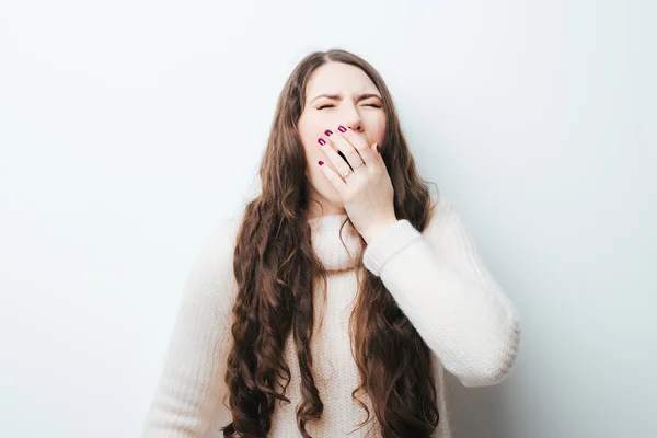 Mujer joven bosteza —  Fotos de Stock