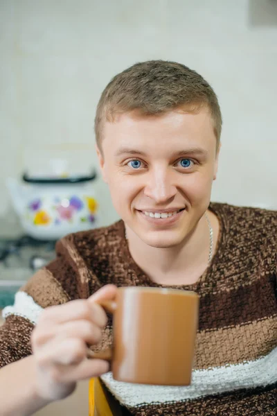 Man het drinken van thee — Stockfoto