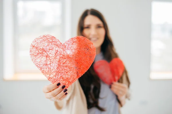 Kvinna med dekorativa hjärtan — Stockfoto