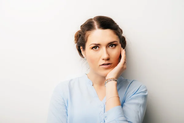 Mujer joven aburrida — Foto de Stock