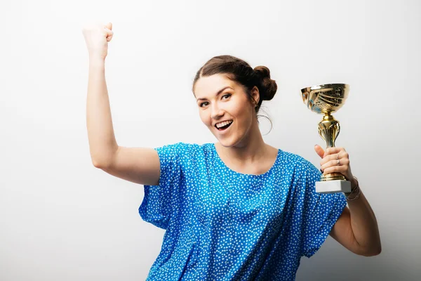 Mujer sosteniendo una taza de premio — Foto de Stock