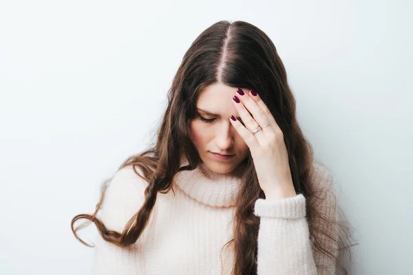 Femme touchant sa tête — Photo