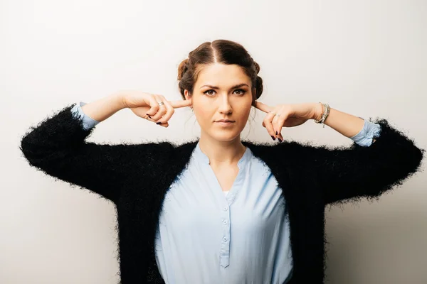 Vrouw die haar oren bedekt — Stockfoto