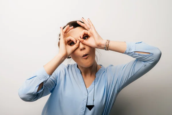 Chica haciendo prismáticos con los dedos — Foto de Stock