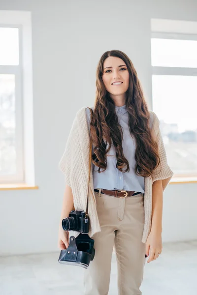 Menina com câmera retro — Fotografia de Stock