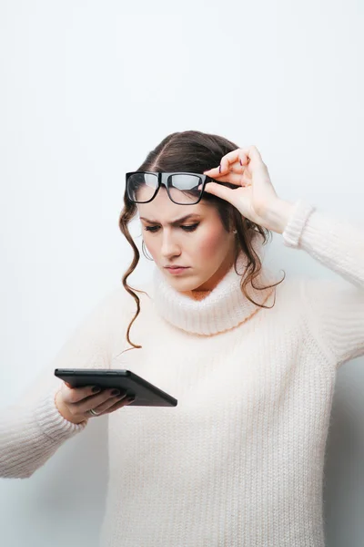 Mulher usando computador tablet — Fotografia de Stock