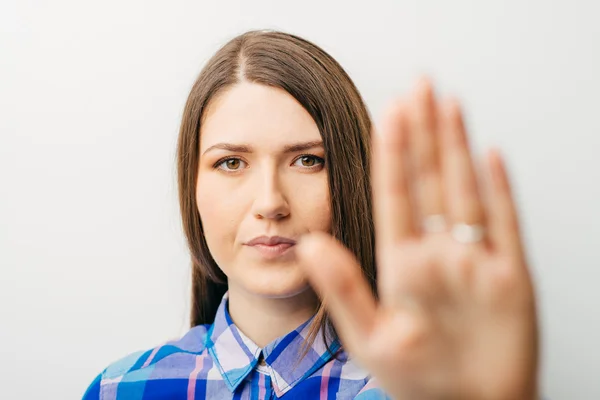 Lány mutatja a stop gesztus — Stock Fotó