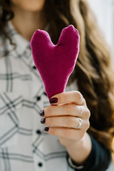 Flicka med rosa hjärta — Stockfoto