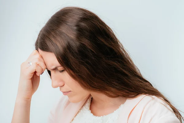 Frau berührt ihren Kopf — Stockfoto