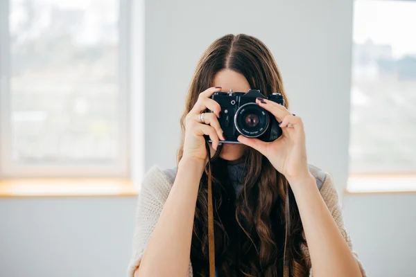 Dívka s retro kamerou — Stock fotografie