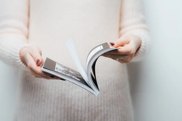 Revista en manos femeninas — Foto de Stock