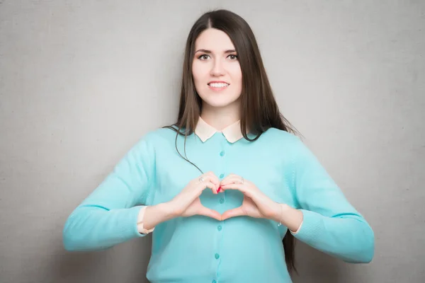 Kvinnan visar hjärtsymbol — Stockfoto