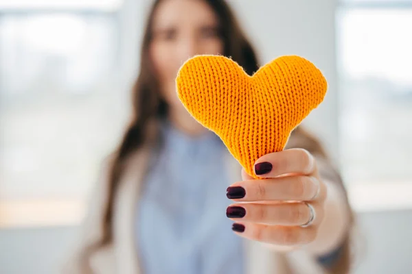 Chica sosteniendo juguete corazón —  Fotos de Stock