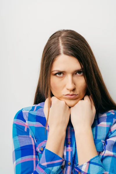 Girl props her chin on fists — Stock Photo, Image