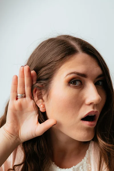 Mujer joven escucha — Foto de Stock