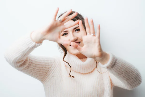 Girl makes a frame — Stock Photo, Image