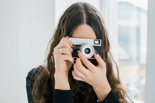 Девушка с ретро камерой — стоковое фото