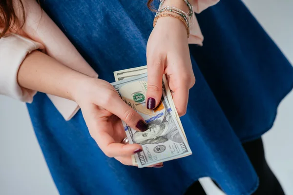 Menina com notas de dólar — Fotografia de Stock