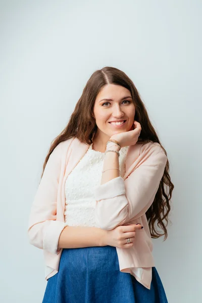 Jovem mulher sorridente — Fotografia de Stock