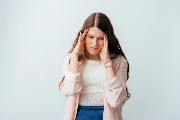 Ragazza ha dolore nei templi — Foto Stock