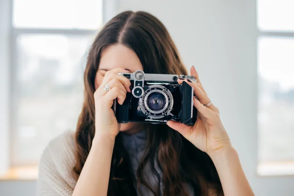 Девушка с ретро камерой — стоковое фото