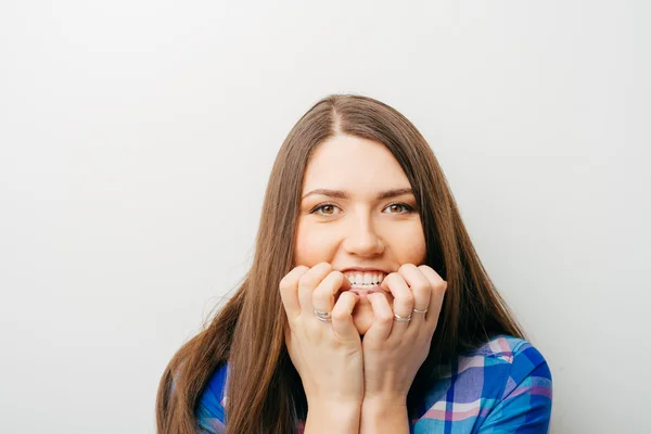 Mädchen beißt sich die Nägel — Stockfoto